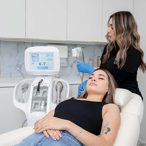 Doctor performing an Ultraformer III treatment on a patient at Vive Laser Center Tijuana, focusing on non-invasive skin tightening and facial contouring.